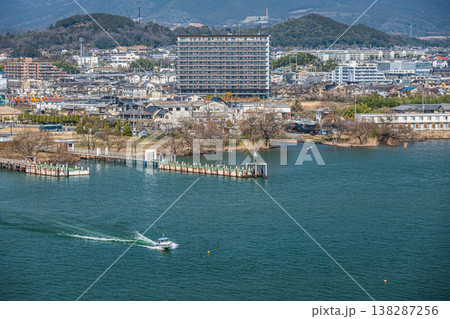 琵琶湖大橋から堅田市街の眺め　滋賀県大津市堅田 138287256