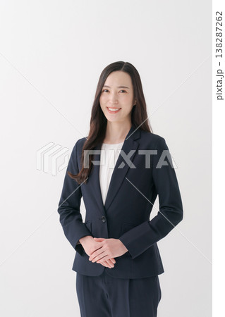 笑顔のビジネスウーマン 138287262