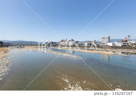 熊本県人吉市の水の手橋からの風景　豪雨災害から復興している町の景色 138287287