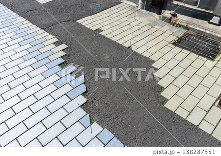 レンガ造りの歩道が工事によりアスファルトで仮復旧・つぎはぎ3 138287351