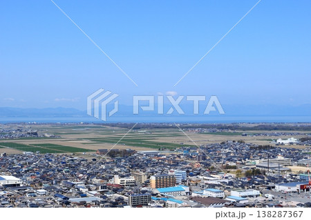 東近江市の能登川の住宅地と琵琶湖側に広がる農地 138287367