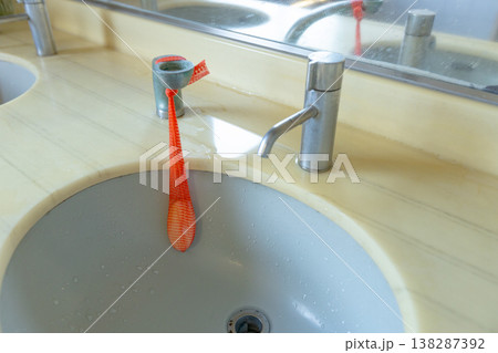 蜜柑ネットに固形石鹸が入っている　公衆トイレの洗面台 138287392