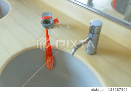 蜜柑ネットに固形石鹸が入っている 公衆トイレの洗面台 蜜柑ネットに固形石鹸が入っている 公衆トイレの洗面台 138287393