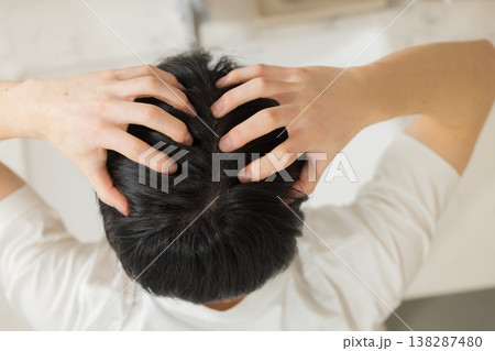 洗面所でヘアケアをする若い男性 138287480