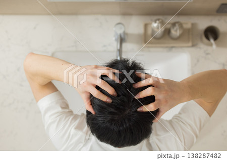 洗面所でヘアケアをする若い男性 138287482