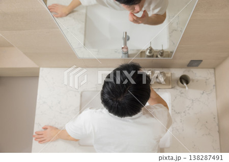洗面所でヘアケアをする若い男性 138287491
