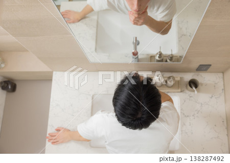 洗面所でヘアケアをする若い男性 138287492