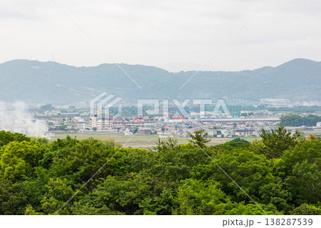 紀ノ川サービスエリアから見た和歌山市北部の町並み 紀ノ川サービスエリアから見た和歌山市北部の町並み 138287539