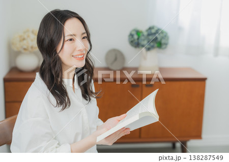読書をする女性 読書をする女性 138287549