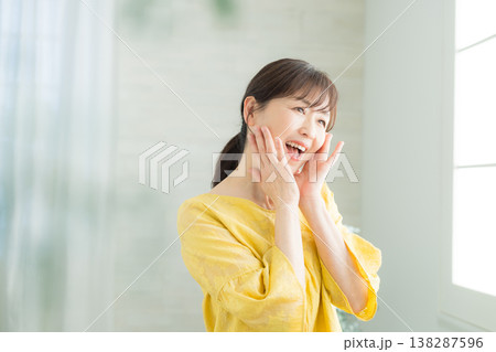 窓辺の60代女性 窓辺の60代女性 138287596