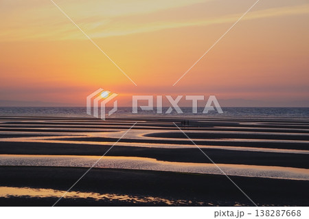 夕暮れ時の干潟に現れる砂紋とシルエット 幻想的な風景 夕暮れ時の干潟に現れる砂紋とシルエット 幻想的な風景 138287668