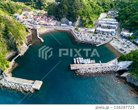 ヒリゾ浜渡船が発着する中木港の港町のドローン撮影。ヒリゾ浜南伊豆町中木 静岡県伊豆半島-2025 138287723