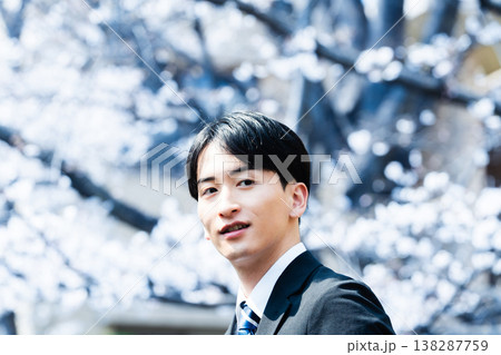 桜とスーツ姿の男性 桜とスーツ姿の男性 138287759