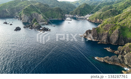 ヒリゾ浜渡船が発着する中木港の港町のドローン撮影。ヒリゾ浜南伊豆町中木 静岡県伊豆半島-2025 ヒリゾ浜渡船が発着する中木港の港町のドローン撮影。ヒリゾ浜南伊豆町中木 静岡県伊豆半島-2025 138287761
