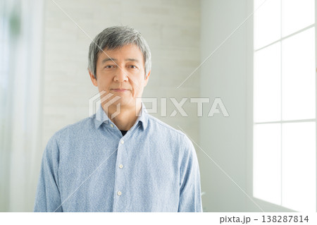 肌を気にする中年男性　  138287814