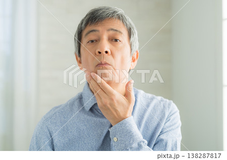 肌を気にする中年男性 肌を気にする中年男性 138287817