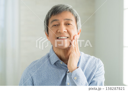 肌を気にする中年男性 肌を気にする中年男性 138287821