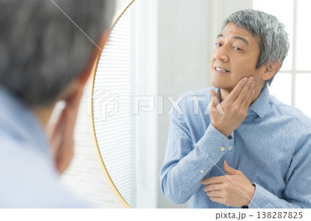 肌を気にする中年男性 肌を気にする中年男性 138287825