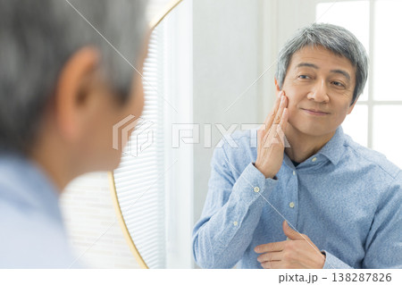肌を気にする中年男性　  138287826