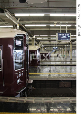 阪急大阪梅田駅のプラットホーム京都線側から見た所 138287870