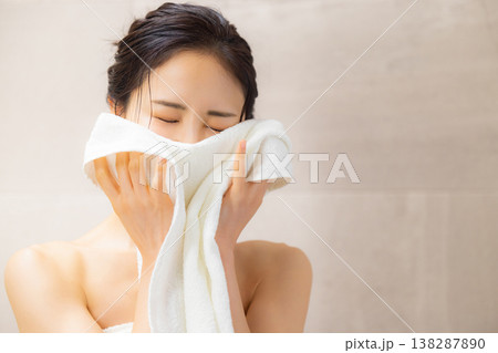 タオルで顔を拭く女性 タオルで顔を拭く女性 138287890