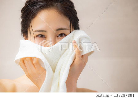 タオルで顔を拭く女性 138287891