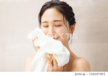 タオルで顔を拭く女性 タオルで顔を拭く女性 138287901