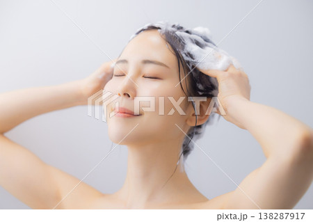 シャンプーをする女性 　 138287917