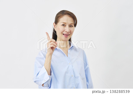 白背景で左側を指差す女性 白背景で左側を指差す女性 138288539