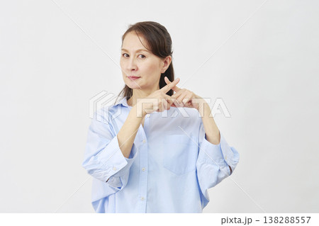 白背景でバツサインをする女性 138288557