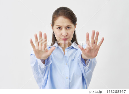 白背景で制止する高齢女性 白背景で制止する高齢女性 138288567