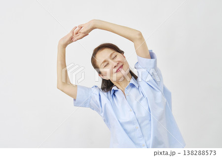 白背景でストレッチをする高齢女性 138288573