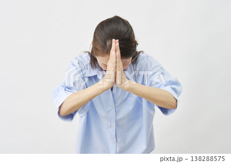 白背景で謝罪する高齢女性 138288575