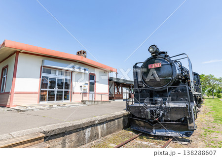 北海道帯広市　人気の観光地　晴天の旧国鉄広尾線　愛国駅と保存されているSL 138288607