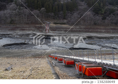 奥多摩湖　2026年春の渇水　留浦浮橋 138288649