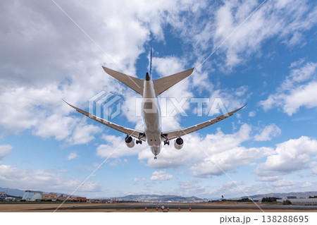 伊丹空港に着陸する飛行機 138288695