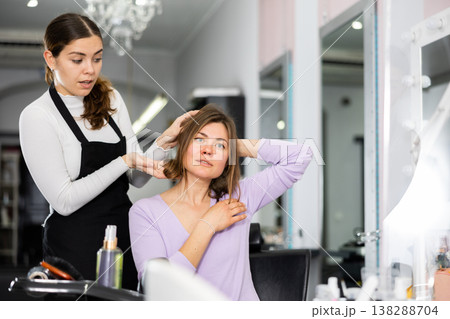 Hairdresser is discussing a haircut with a female client 138288704