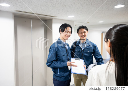 ビル設備を支える技術者 138289077