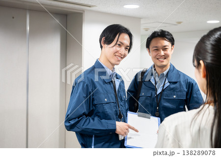 ビル設備を支える技術者 ビル設備を支える技術者 138289078