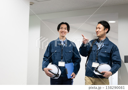 設備を支える技術者 138290081