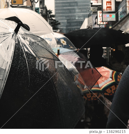 雨の中傘を差して竹下通りを歩く人々の日常 雨の中傘を差して竹下通りを歩く人々の日常 138290215