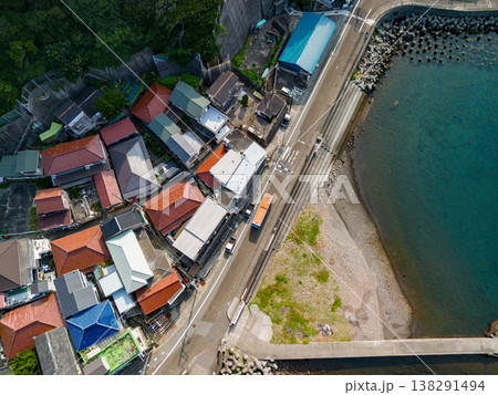 ヒリゾ浜渡船が発着する中木港の港町のドローン撮影。ヒリゾ浜南伊豆町中木 静岡県伊豆半島-2025 ヒリゾ浜渡船が発着する中木港の港町のドローン撮影。ヒリゾ浜南伊豆町中木 静岡県伊豆半島-2025 138291494