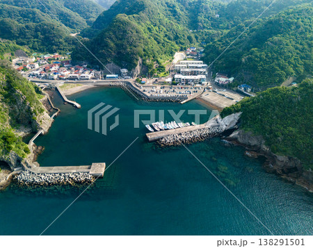 ヒリゾ浜渡船が発着する中木港の港町のドローン撮影。ヒリゾ浜南伊豆町中木 静岡県伊豆半島-2025 ヒリゾ浜渡船が発着する中木港の港町のドローン撮影。ヒリゾ浜南伊豆町中木 静岡県伊豆半島-2025 138291501