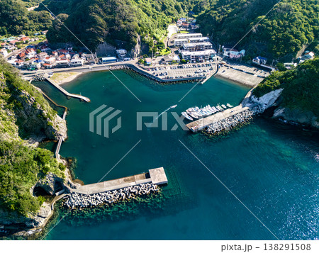 ヒリゾ浜渡船が発着する中木港の港町のドローン撮影。ヒリゾ浜南伊豆町中木 静岡県伊豆半島-2025 138291508