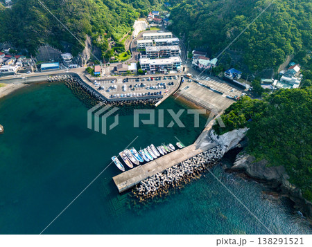 ヒリゾ浜渡船が発着する中木港の港町のドローン撮影。ヒリゾ浜南伊豆町中木 静岡県伊豆半島-2025 138291521
