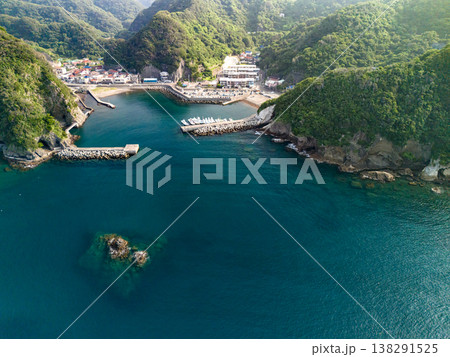 ヒリゾ浜渡船が発着する中木港の港町のドローン撮影。ヒリゾ浜南伊豆町中木 静岡県伊豆半島-2025 ヒリゾ浜渡船が発着する中木港の港町のドローン撮影。ヒリゾ浜南伊豆町中木 静岡県伊豆半島-2025 138291525