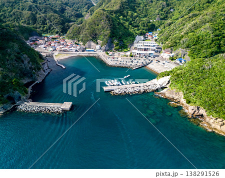 ヒリゾ浜渡船が発着する中木港の港町のドローン撮影。ヒリゾ浜南伊豆町中木 静岡県伊豆半島-2025 ヒリゾ浜渡船が発着する中木港の港町のドローン撮影。ヒリゾ浜南伊豆町中木 静岡県伊豆半島-2025 138291526