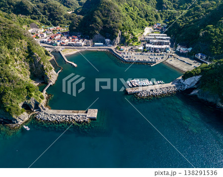 ヒリゾ浜渡船が発着する中木港の港町のドローン撮影。ヒリゾ浜南伊豆町中木 静岡県伊豆半島-2025 138291536