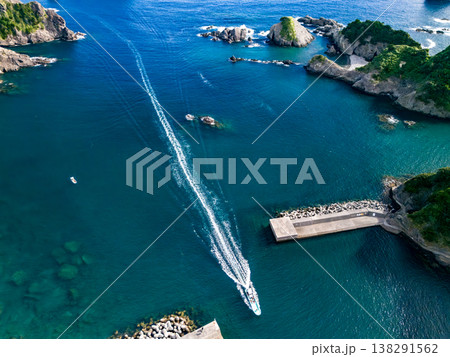 ヒリゾ浜渡船が発着する中木港の港町のドローン撮影。ヒリゾ浜南伊豆町中木 静岡県伊豆半島-2025 ヒリゾ浜渡船が発着する中木港の港町のドローン撮影。ヒリゾ浜南伊豆町中木 静岡県伊豆半島-2025 138291562