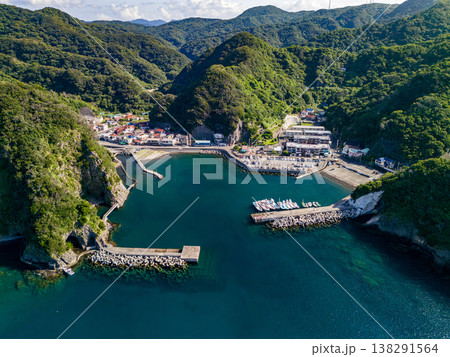 ヒリゾ浜渡船が発着する中木港の港町のドローン撮影。ヒリゾ浜南伊豆町中木 静岡県伊豆半島-2025 138291564